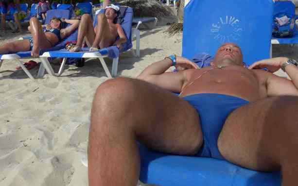 saint-domingue-dormir-homme-autruche-google-wordpress-daniel-fohr