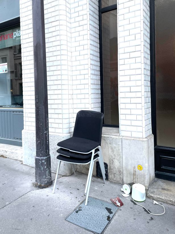 chaise abandonnée à Paris