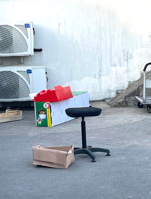 chaise abandonnée à Paris