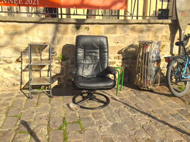 chaise abandonnée à Paris