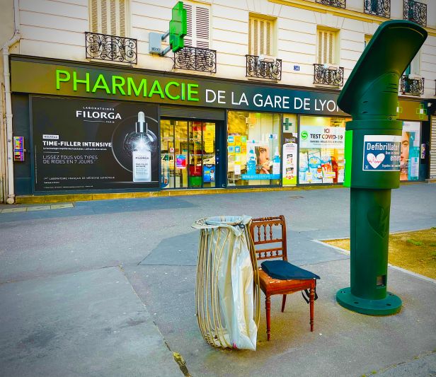 Chaise abandonnée à Paris