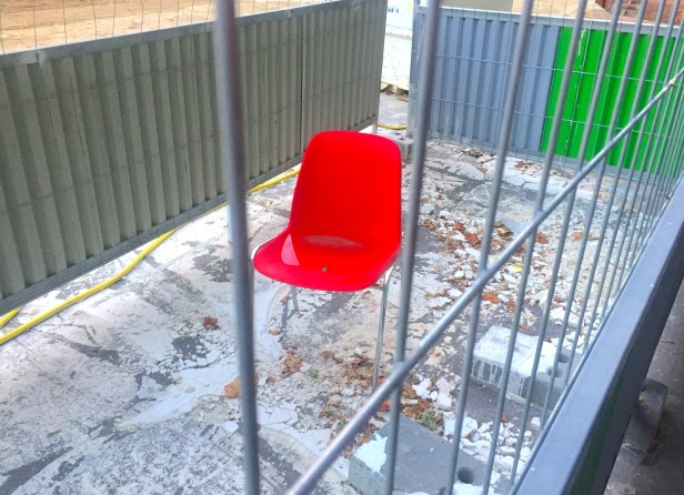 chaise abandonnée à Paris