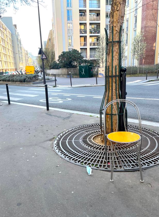 chaise abandonnée à Paris
