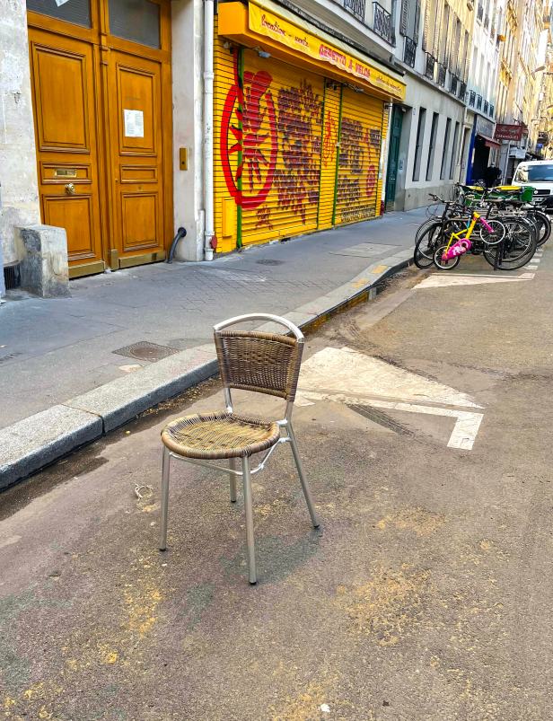 chaise abandonnée à Paris