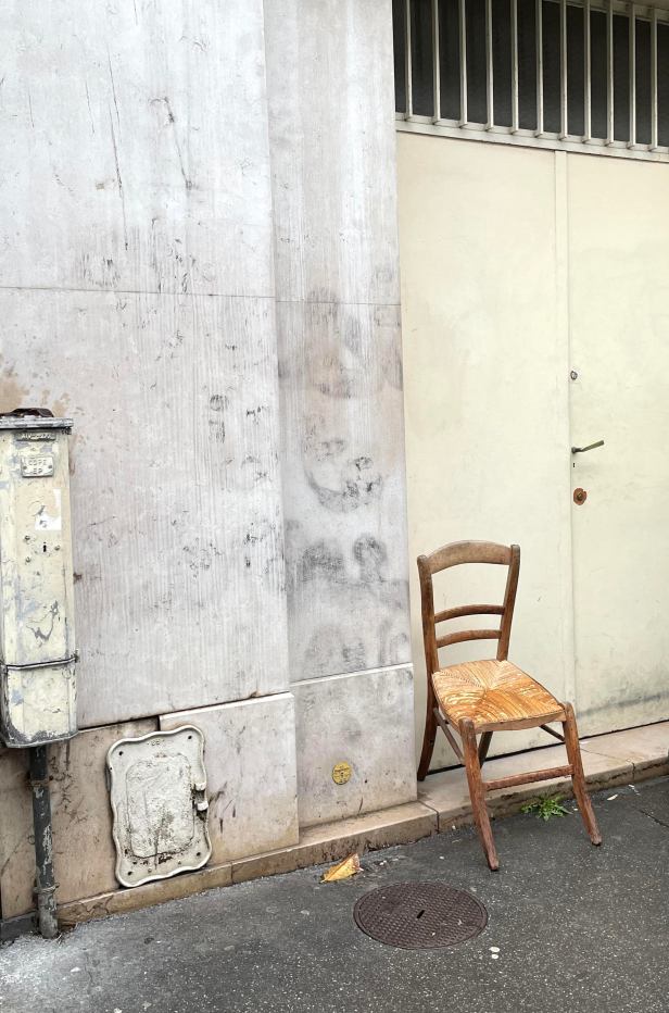 chaise abandonnée à Paris